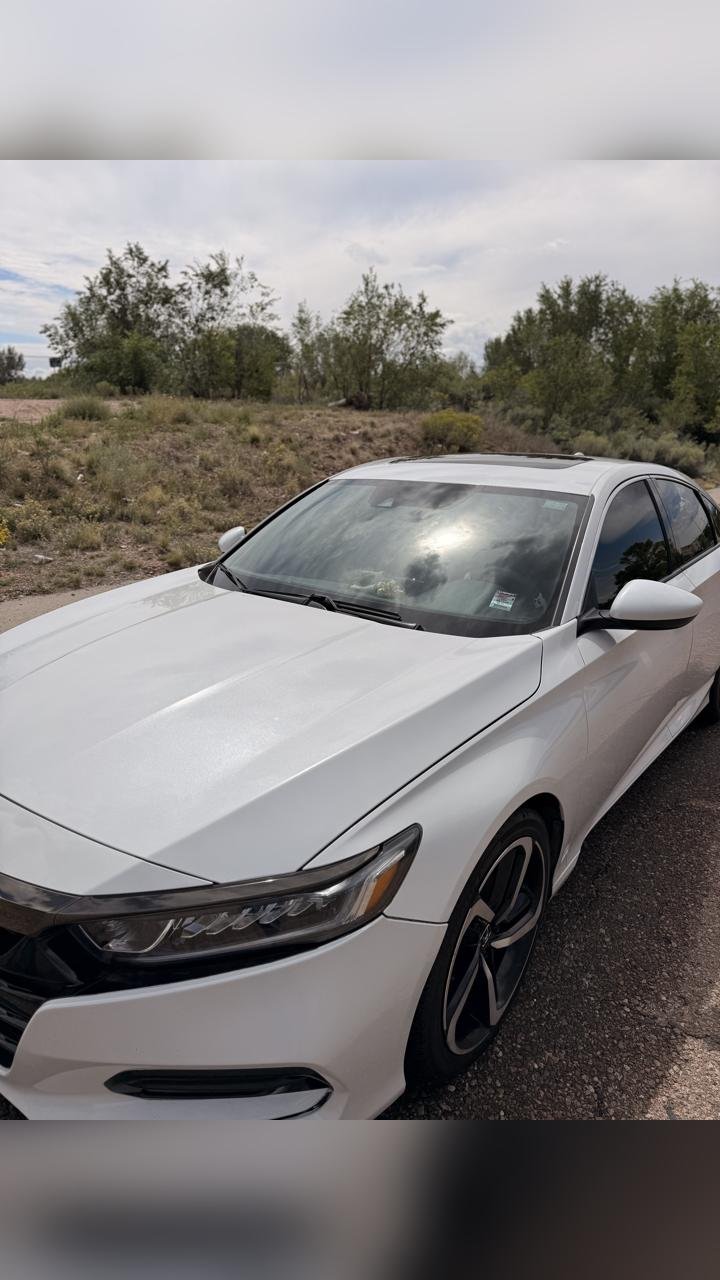 Honda blanco después de un lavado exterior