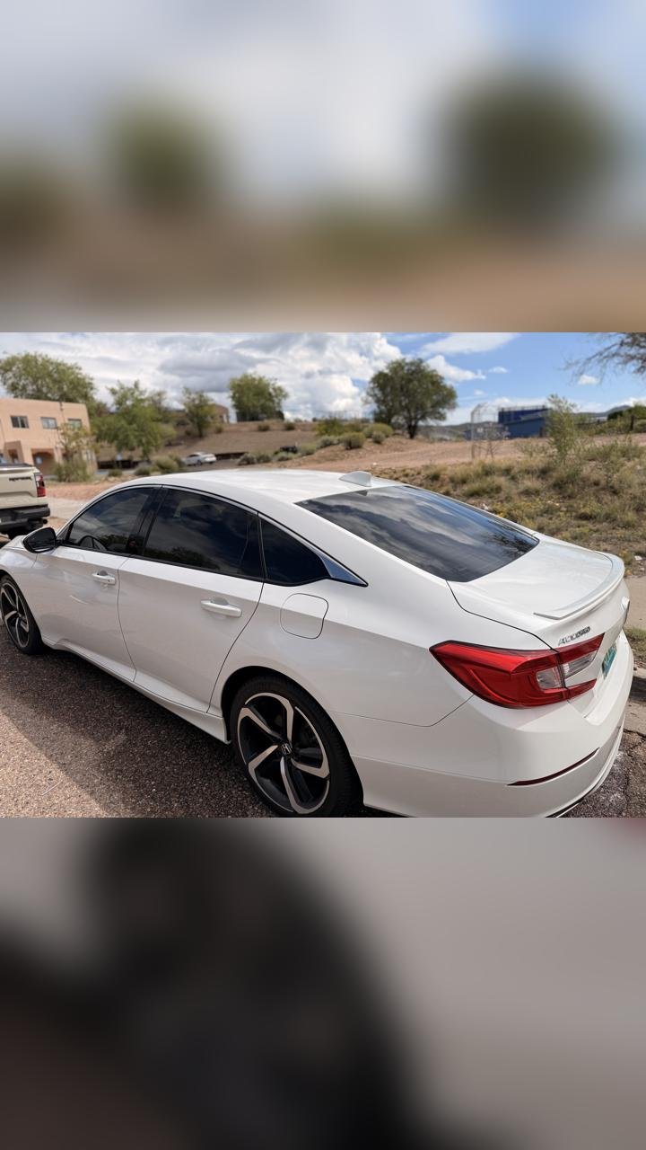 Vista trasera de un Honda blanco limpio